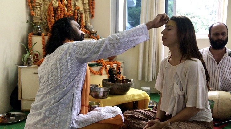 allyson anatra travel yoga teacher india blessed by guru in ashram
